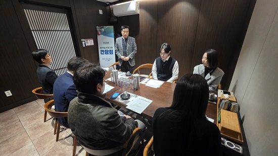 간담회 사진대지 (2).jpg